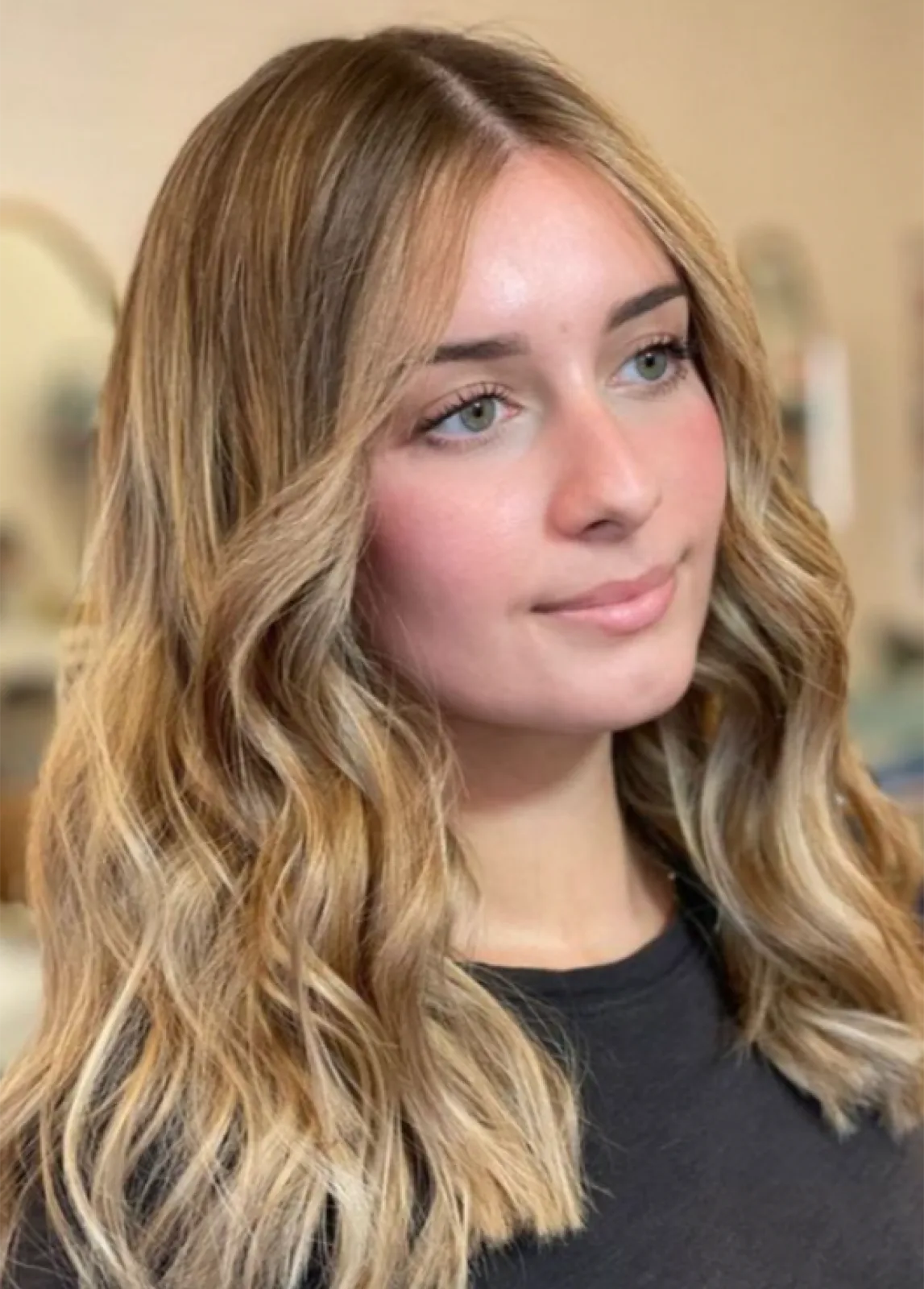 Cabello rubio con volumen y movimiento tras la aplicación de extensiones en Blend Hair Boutique, Plantation FL